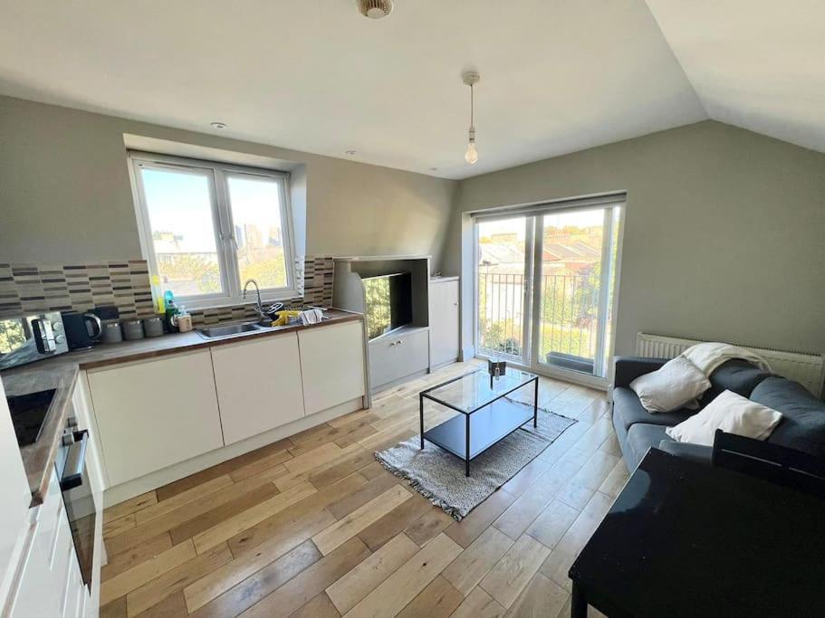Lovely Two Bed Flat Londra Exterior foto