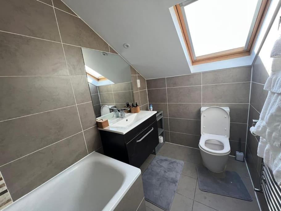 Lovely Two Bed Flat Londra Exterior foto