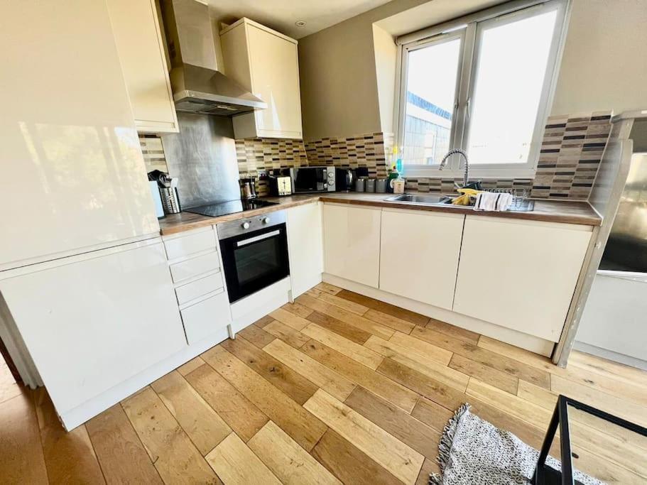 Lovely Two Bed Flat Londra Exterior foto
