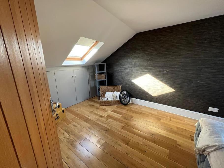 Lovely Two Bed Flat Londra Exterior foto