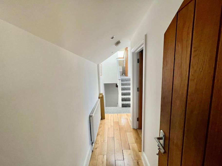 Lovely Two Bed Flat Londra Exterior foto