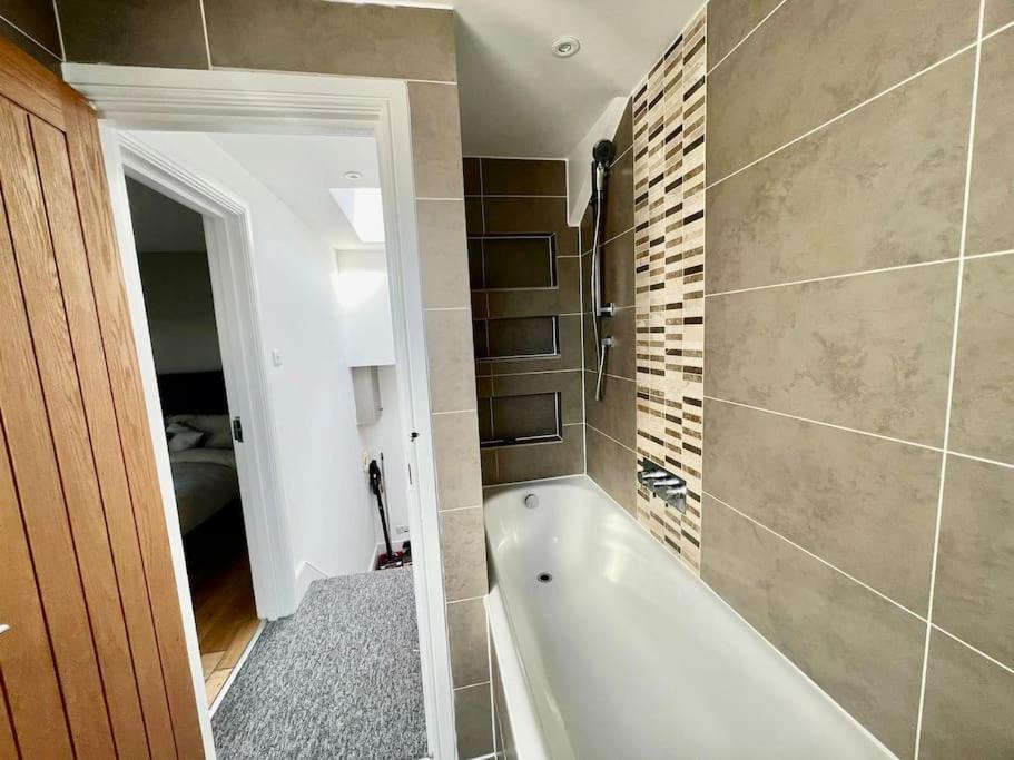 Lovely Two Bed Flat Londra Exterior foto