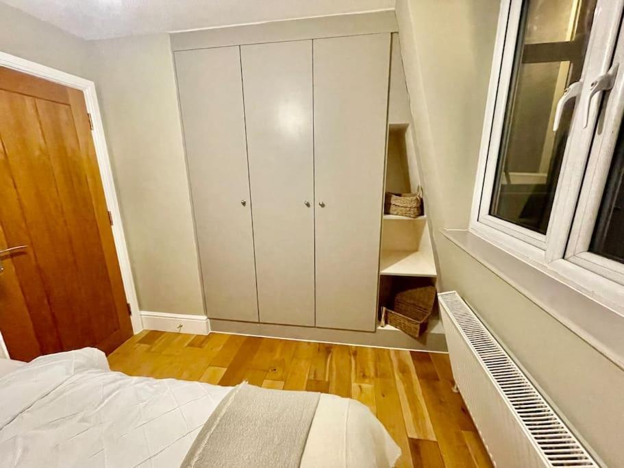 Lovely Two Bed Flat Londra Exterior foto