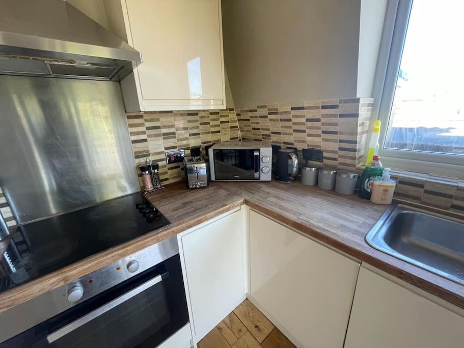 Lovely Two Bed Flat Londra Exterior foto